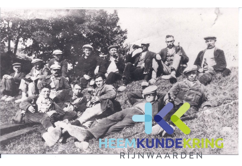Spijk 1930 steenfabrieksarbeiders Daams Linksonder Hein Visser Midden Gridje Meijer Rechtsboven Beenen ( vader van Willem Beenen) Coll. HKR